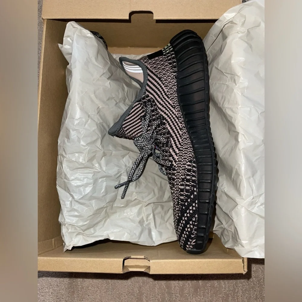 ADIDAS- YEEZY BOOST 350 V2 'YECHEIL NON-REFLECTIVE' size 10.5 (sale excluded) - Picture 4 of 16